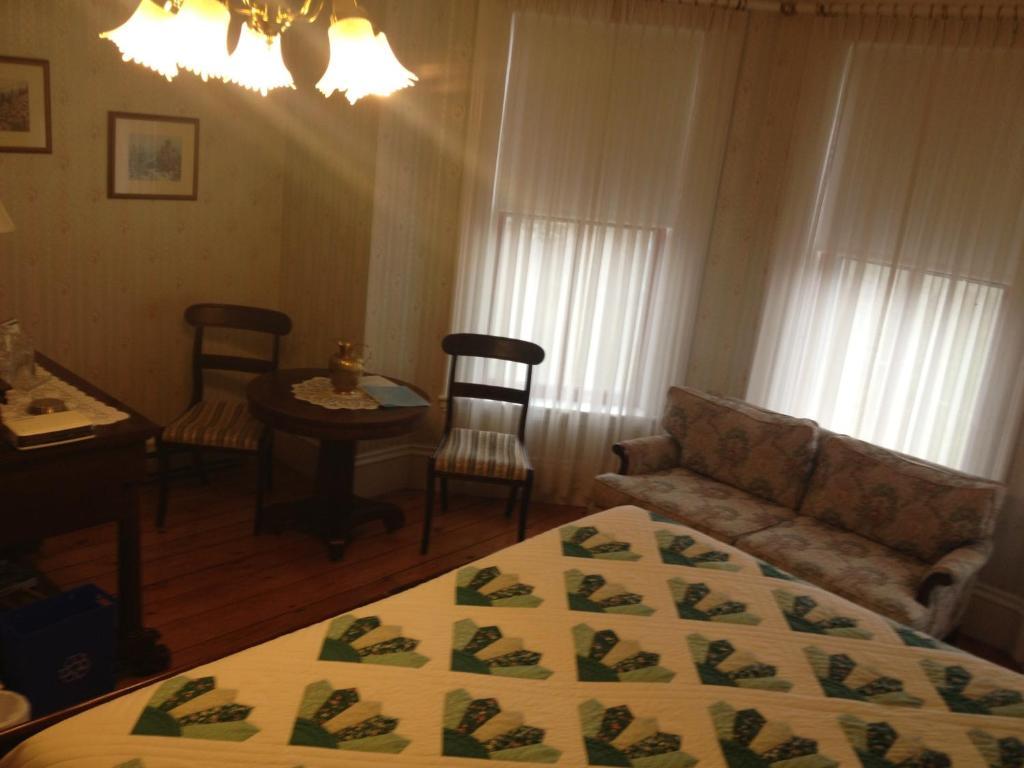Florentine Manor Bed & Breakfast Sackville Room photo