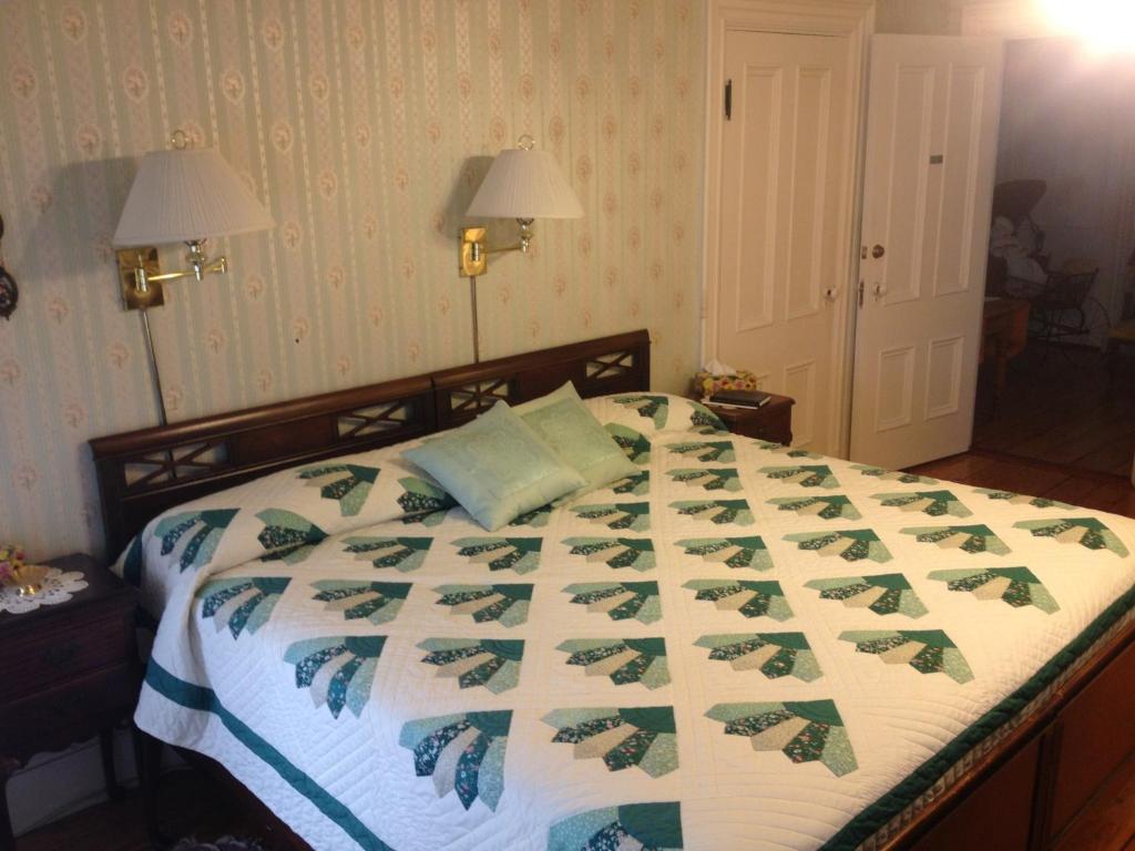 Florentine Manor Bed & Breakfast Sackville Room photo